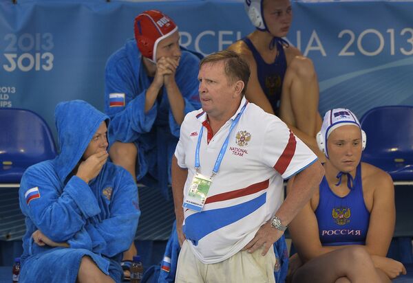 Женская сборная команда России по водному поло и главный тренер Михаил Накоряков