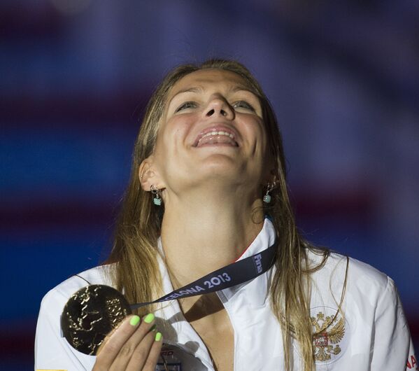 Юлия Ефимова с золотой медалью ЧМ в Барселоне