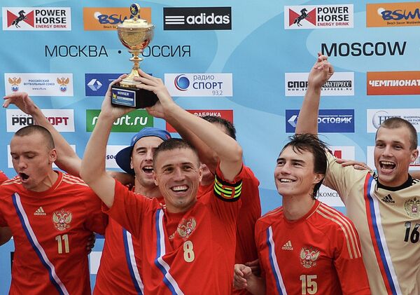 Игроки сборной России по пляжному футболу радуются победе