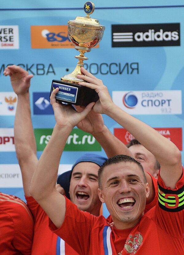 Игроки сборной России Антон Шкарин (слева) и Илья Леонов радуются победе на домашнем этапе Евролиги
