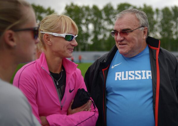 Спортсменка Юлия Гущина (в центре) и главный тренер сборной России по легкой атлетике Валентин Маслаков