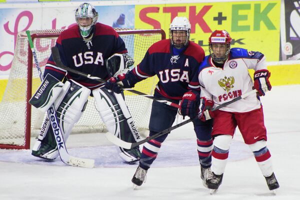 Игровой момент матча сборных России (до 18 лет) и США (до 18 лет) по хоккею