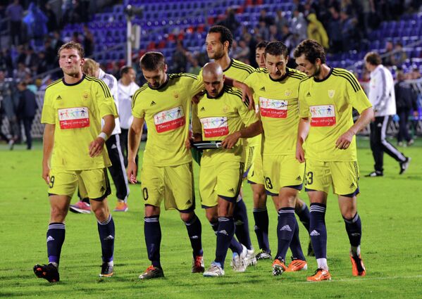 2011 год - капитан Анжи Роберто Карлос (в центре) с игроками команды после матча