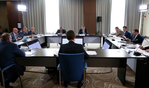 Дмитрий Медведев (справа) проводит совещание