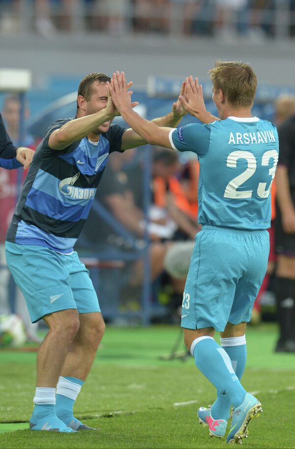 Александр Коржаков (слева) поздравляет Андрея Аршавина с забитым голом