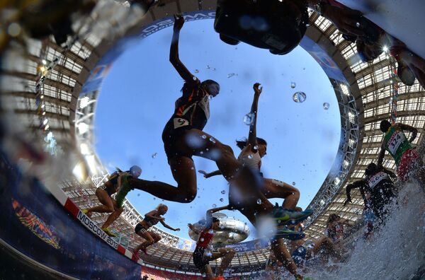 Спортсменки в предварительном забеге на 3000 м с препятствиями (стипль-чез) среди женщин на чемпионате мира по легкой атлетике в Москве