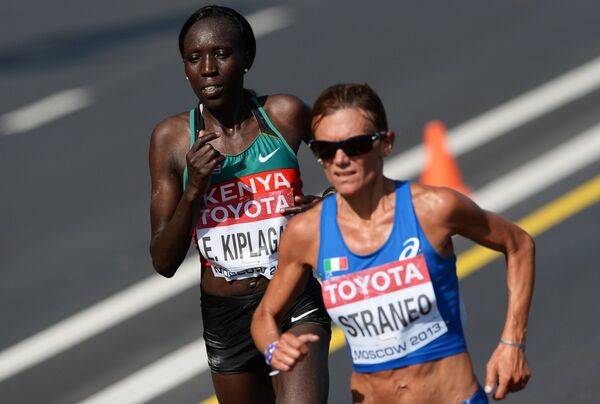 Спортсменка из Кении Эдна Нджерингуони Киплагат и итальянская спортсменка Валериа Странео (слева направо)