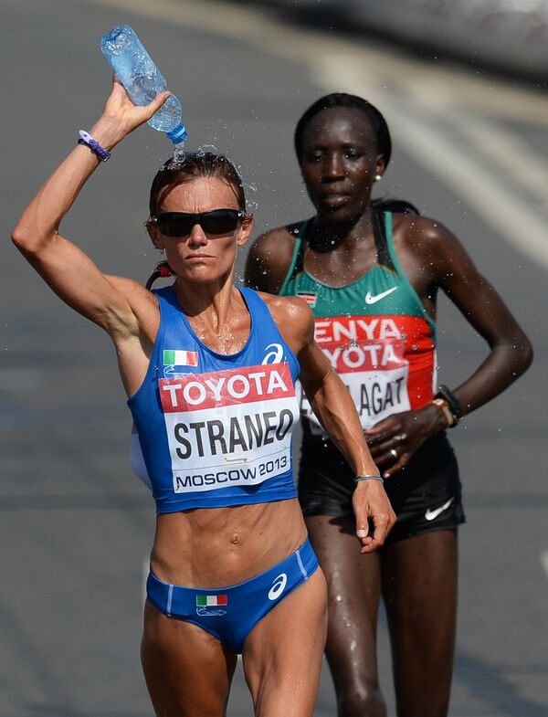 Итальянская спортсменка Валериа Странео и спортсменка из Кении Эдна Нджерингуони Киплагат (слева направо)