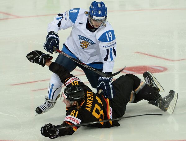 Хоккеист сборной Финляндии Вели-Матти Савинайнен (в светлой форме)