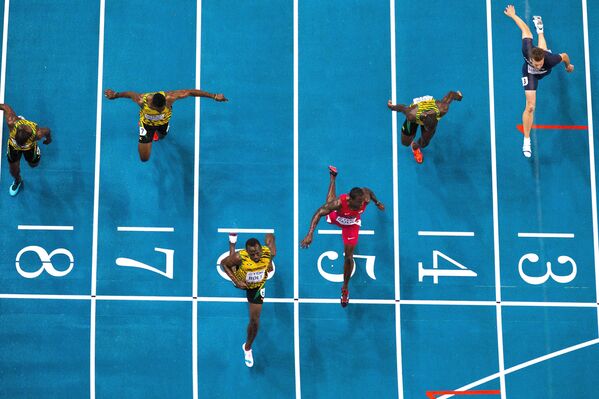 Ямайские спортсмены Неста катер, Кемар Бэйли Коул, Усэйн Болт, американец Джастин Гатлин, ямайский спортсмен Никел Ашмид, француз Кристоф Леметр и британец Джеймс Дасаолу (слева направо)