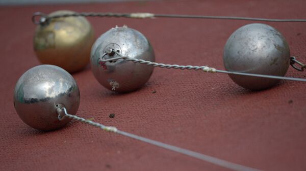Спортивные снаряды молоты на площадке для метания на международных соревнованиях