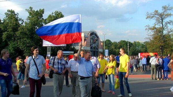 Ликующие болельщики Исинбаевой махали флагами и кричали в метро от радости