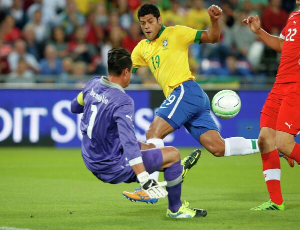 Нападающий сборной Бразилии Халк и вратарь сборной Швейцарии Диего Бенальо
