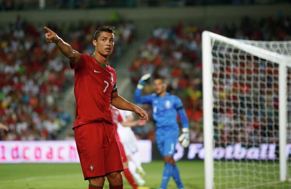 Нападающий сборной Португалии Криштиану Роналду в матче против сборной Голландии