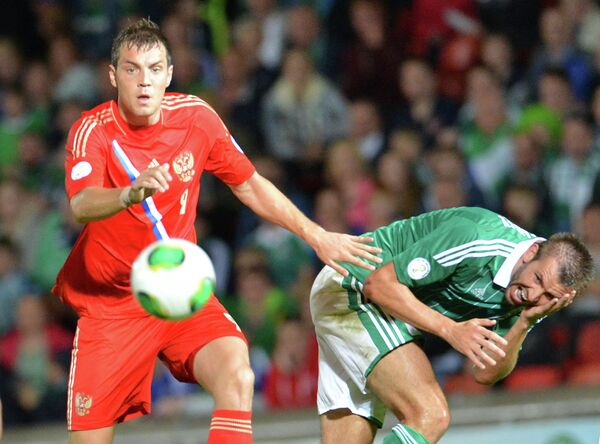 Нападающий сборной России Артем Дзюба (слева) в матче против Северной Ирландии