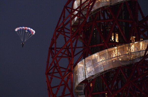 Парашютист в роли Джеймса Бонда выпрыгивает из вертолета во время церемонии открытия ХХХ летних Олимпийских игр