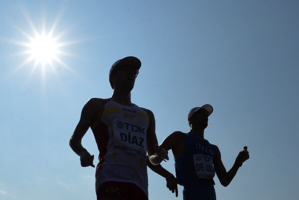 Спортсмены в соревнованиях по спортивной ходьбе на дистанции 50 км среди мужчин