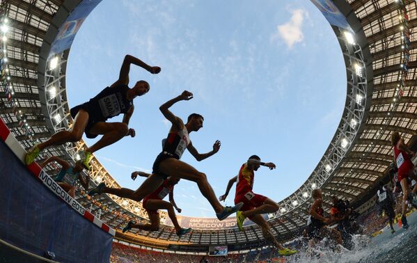 Спортсмены в финальном забеге на 3000 м с препятствиями (стипль-чез) среди мужчин на чемпионате мира по легкой атлетике в Москве