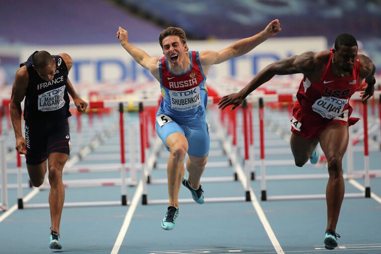 Российский спортсмен Сергей Шубенков (в центре)