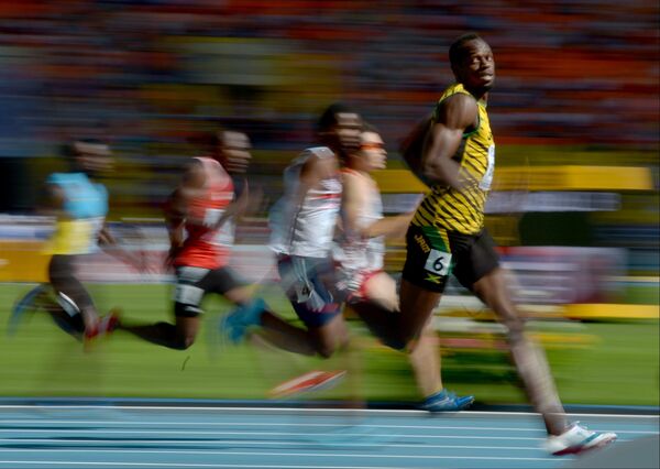Ямайский спортсмен Усэйн Болт (справа) в предварительном забеге на 200 м