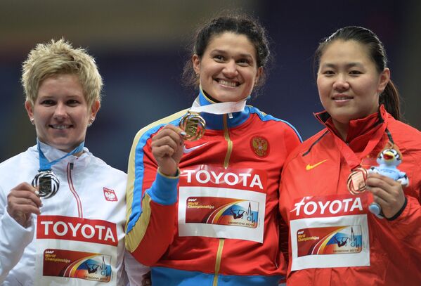 Анита Влодарчик (Польша) - серебряная медаль, Татьяна Лысенко (Россия) - золотая медаль, Чжан Венсю (Китай) - бронзовая медаль