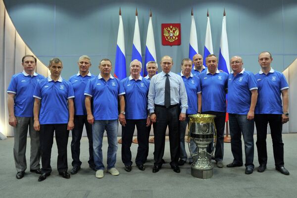 Президент России Владимир Путин (в центре) на церемонии совместного фотографирования с членами хоккейного клуба Динамо