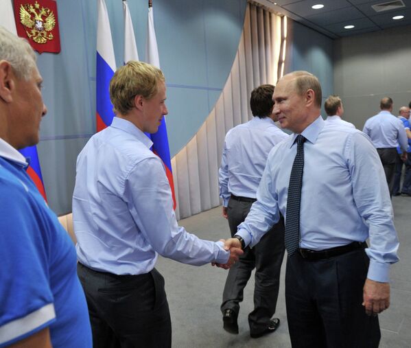 Владимир Путин (справа) и игрок хоккейного клуба Динамо Денис Мосалев