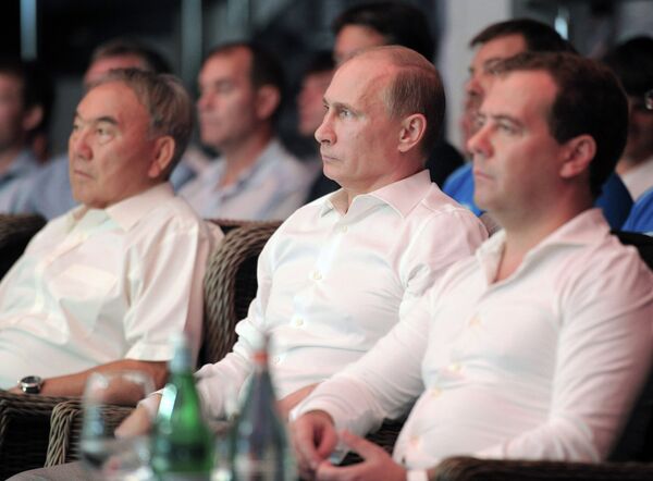 Владимир Путин (в центре), Дмитрий Медведев (справа) и Нурсултан Назарбаев