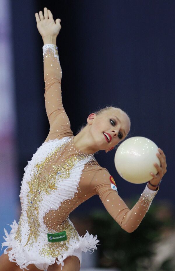 Яна Кудрявцева (Россия) выполняет индивидуальные упражнения с мячом