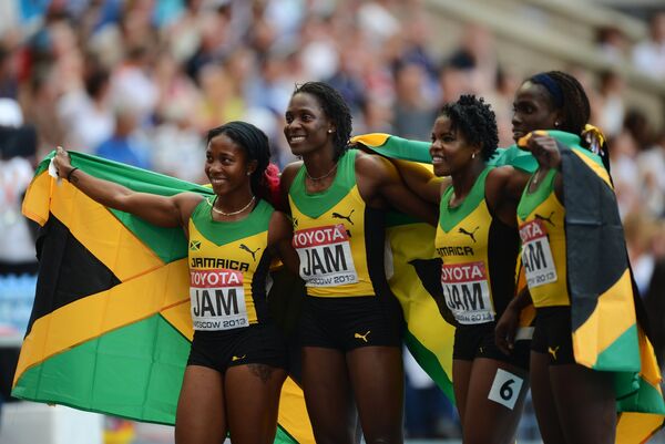 Ямайские спортсменки после победы в финальном забеге эстафеты 4х100 м