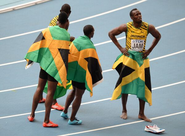 Сборная Ямайки во главе с Усэйном Болтом (справа) после финиша в финальном эстафетном забеге 4х100 м