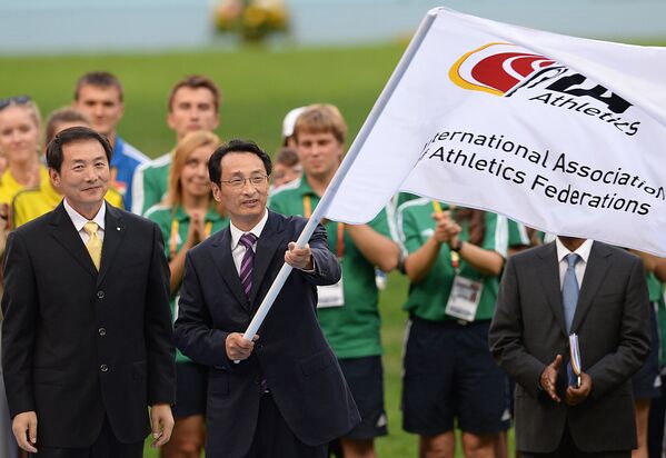 Символическая передача флага Международной ассоциации легкоатлетических федераций (IAAF) хозяевам следующего чемпионата мира по легкой атлетике - Пекину