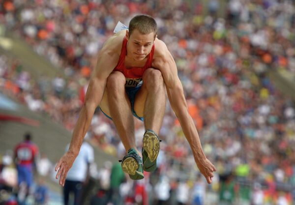 Алексей Федоров (Россия) в финальных соревнованиях в тройном прыжке среди мужчин