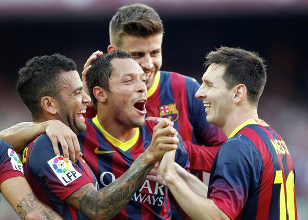 Футболисты Барселоны Дани Алвес, Алексис Санчес, Жерар Пике и Лионель Месси радуются забитому мячу
