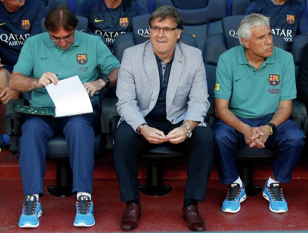 Главный тренер Барселоны Херардо Мартино (в центре)