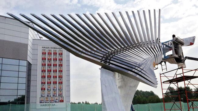 Монтаж памятника погибшим хоккеистам Локомотива в Ярославле