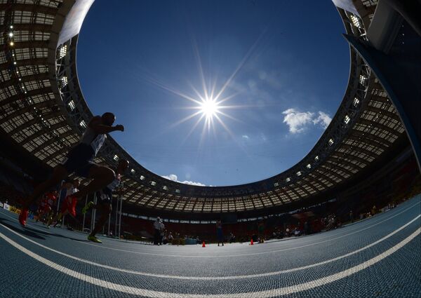 Спортсмен в предварительном забеге на 200 м среди мужчин на чемпионате мира по легкой атлетике в Москве