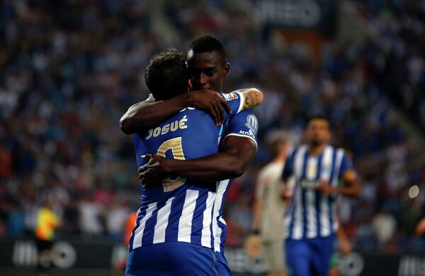 Футболисты Порту Жозуэ и Джексон Мартинес радуются мяч, забитому в ворота Маритиму