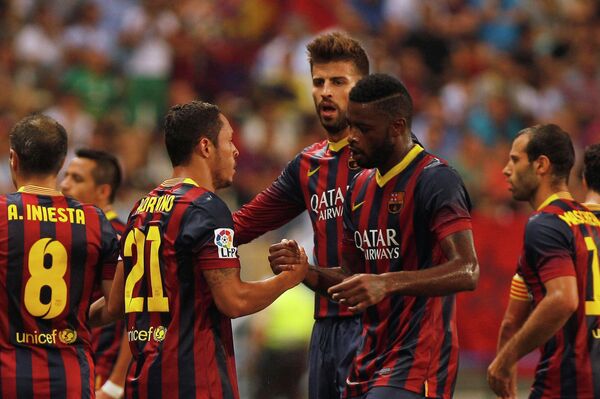 Футболисты Барселоны поздравляют Адриано (второй слева) с забитым мячом