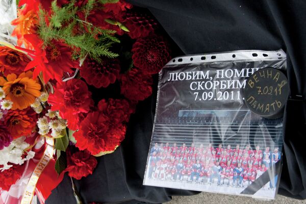 Жители Уфы возлагают цветы у Уфа-Арены в память о погибших в авиакатастрофе под Ярославлем