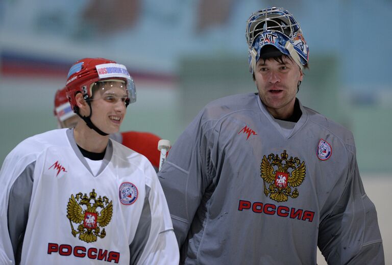 Защитник Вадим Шипачев (слева) и вратарь Василий Кошечкин