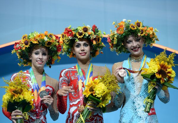 Церемонии награждения (слева направо): Яна Кудрявцева (Россия), Маргарита Мамун (Россия), Мелитина Станюта (Беларусь)