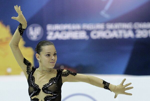 Россиянка Аделина Сотникова выступает в короткой программе женского одиночного катания на чемпионате Европы