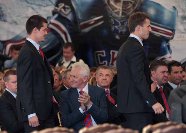 Генадий Тимченко (в центре) во время презентации хоккейной команды СКА сезона 2013/2014