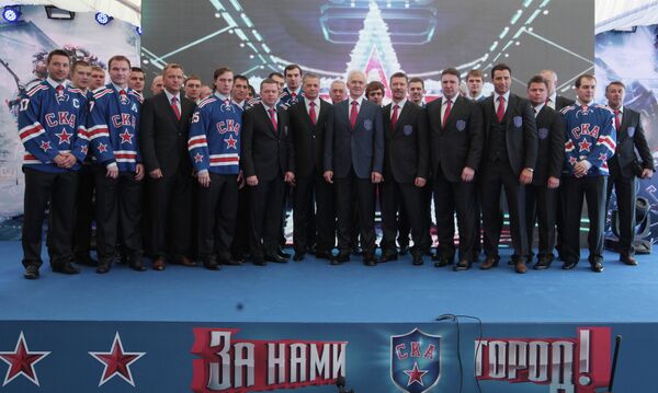 Игроки и руководство СКА во время презентации хоккейной команды