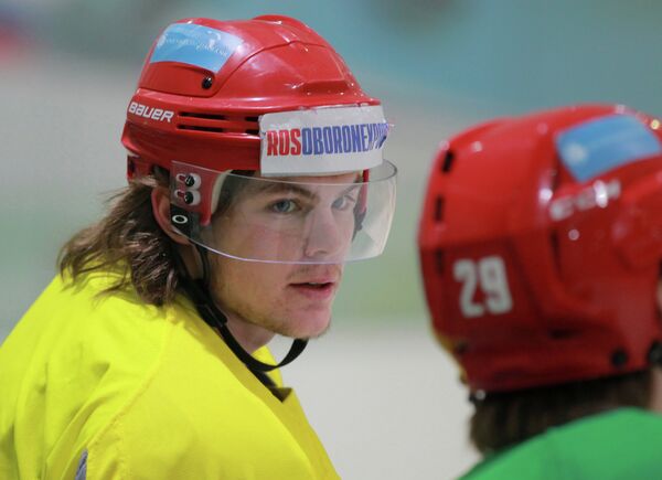 Нападающий сборной России по хоккею Виктор Тихонов