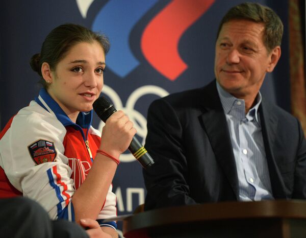 Российская гимнастка Алия Мустафина и президент Олимпийского комитета России (ОКР) Александр Жуков