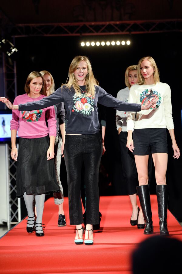 Российская легкоатлетка Ксения Рыжова (в центре) на показе мод в Бельгии
