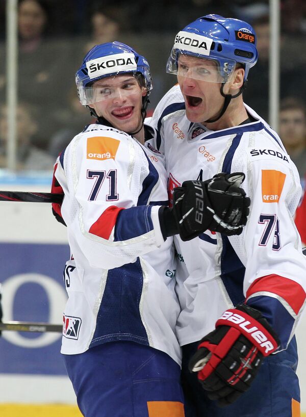 Словацкий хоккеист Юрай Микуш (слева)