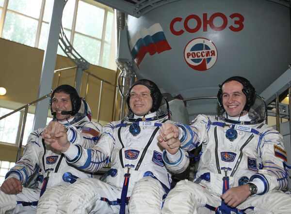Члены основного экипажа 37/38-й длительной экспедиции на МКС россияне Сергей Рязанский, Олег Котов и американец Майкл Хопкинс (справа налево)